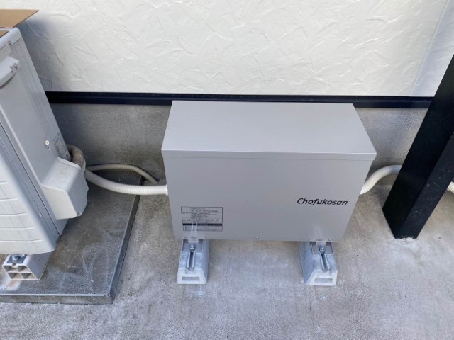 最後に蓄電池の前面カバーを取り付けて完了です。蓄電池を保護することで電力の安定化を図る役割です。