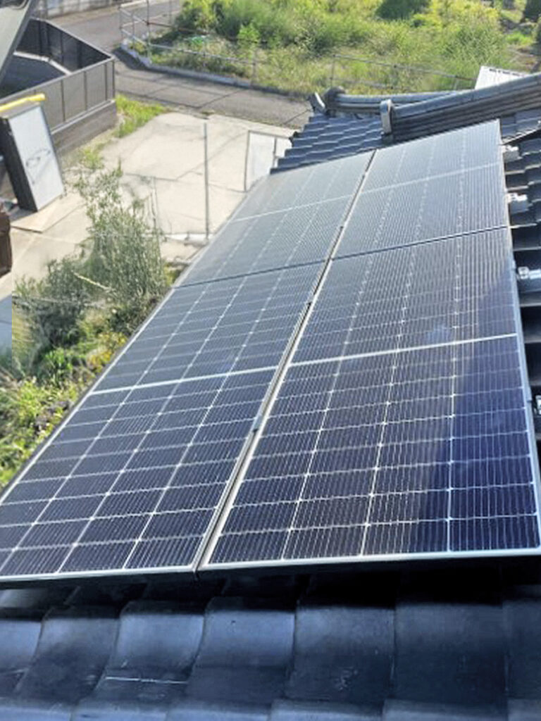 架台に太陽光パネルを設置。角度や位置を調整しながら固定して完了です。