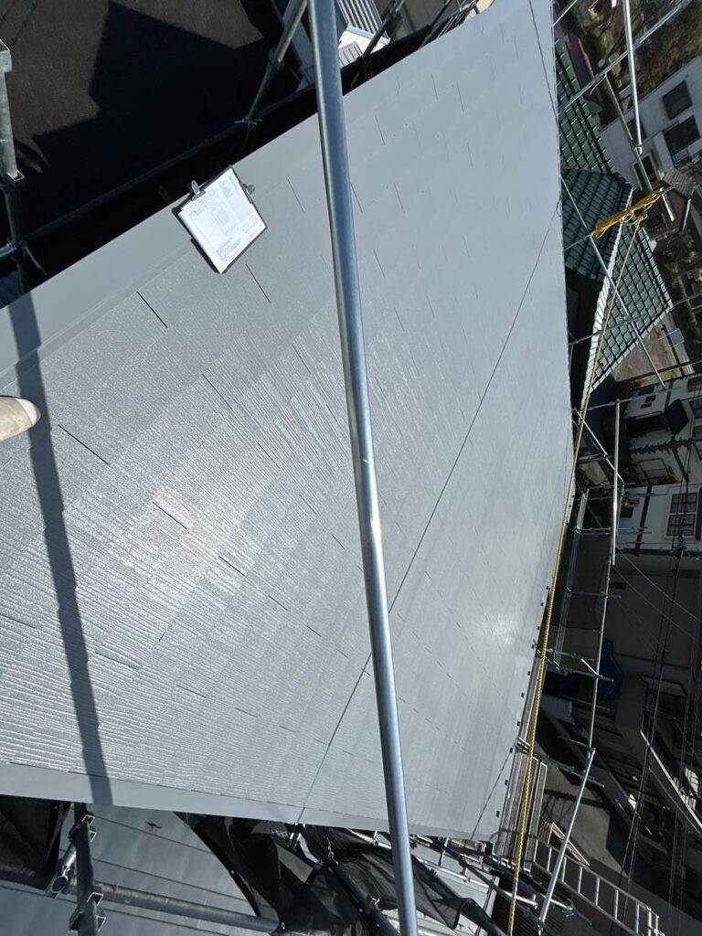 設置位置を決めながら、太陽光パネルを設置していきます。