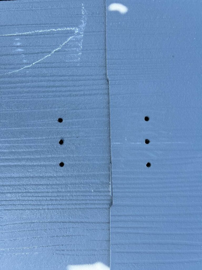 架台を固定するビスを打ち込むために、事前にスレートに穴を空ける下穴開けを行います。