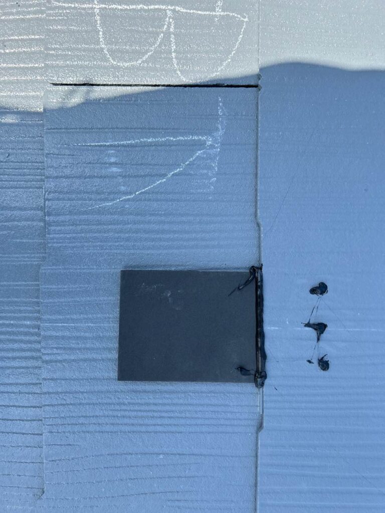 架台とスレートの隙間からの水の浸入を防ぐため、左右と上部をコーキングします。