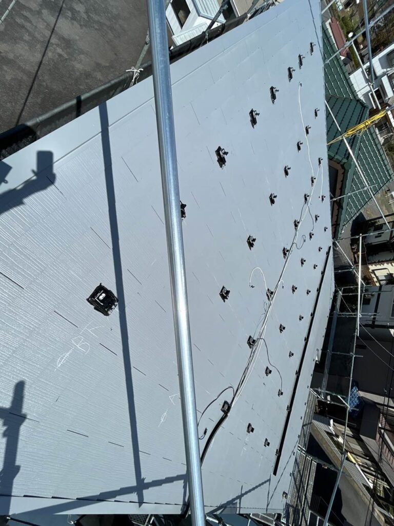 太陽光パネルを支えるフレームを組み立てる工程です。フレームと、架台をボルト・ナット・ワッシャーなどでしっかりと固定します。