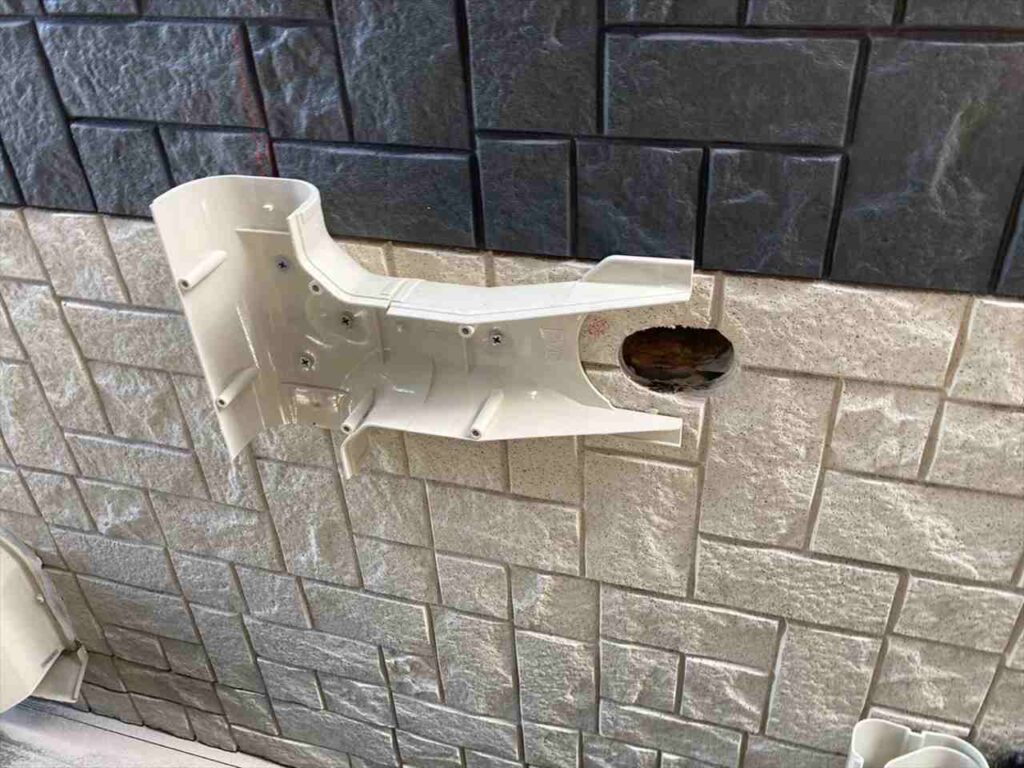 蓄電池ユニットを設置する前に支えとなるパーツを取り付けていきます。