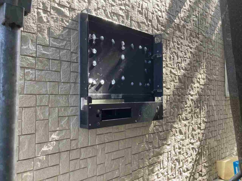 パワーコンディショナを設置する台を取り付けます。台を取り付けることでしっかり固定されるため、万が一地震が発生した際も安心です。