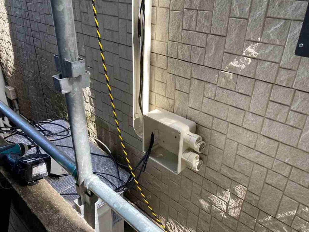 配線工事を行います。端子処理や圧着不良によるショート事故を防ぐため、絶縁キャップや自己融着テープで保護します。