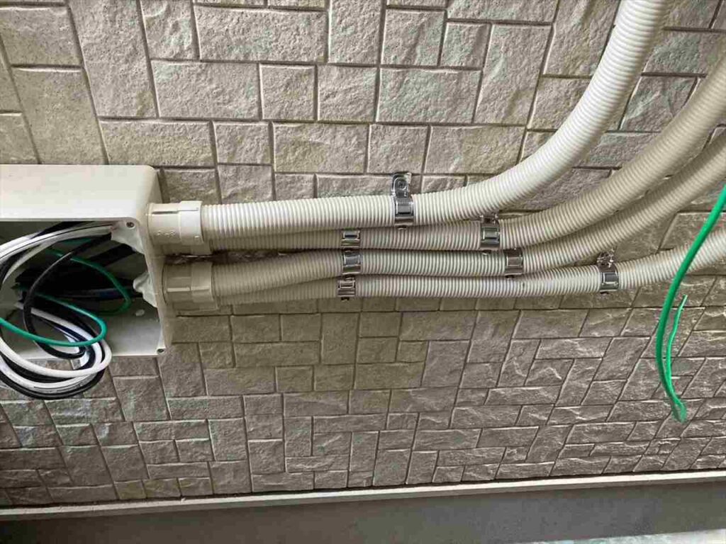 屋外配線ではPF管に収納し、防水コネクタを使用することで、感電などの危険から住まいを守ります。