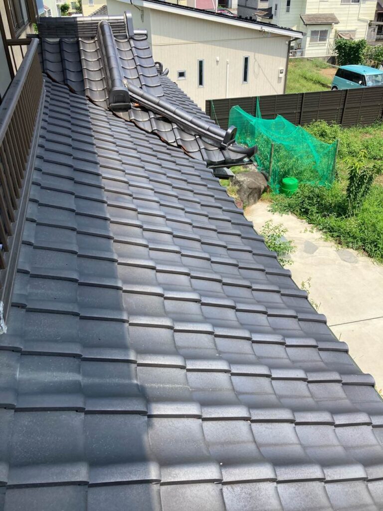 屋根の面積や日当たりに合わせて南向きに太陽光パネルを設置していきます。