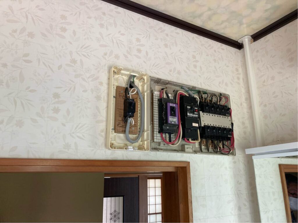 電力を安全に管理するため、分電盤や電気切り替えユニットを追加していきます。