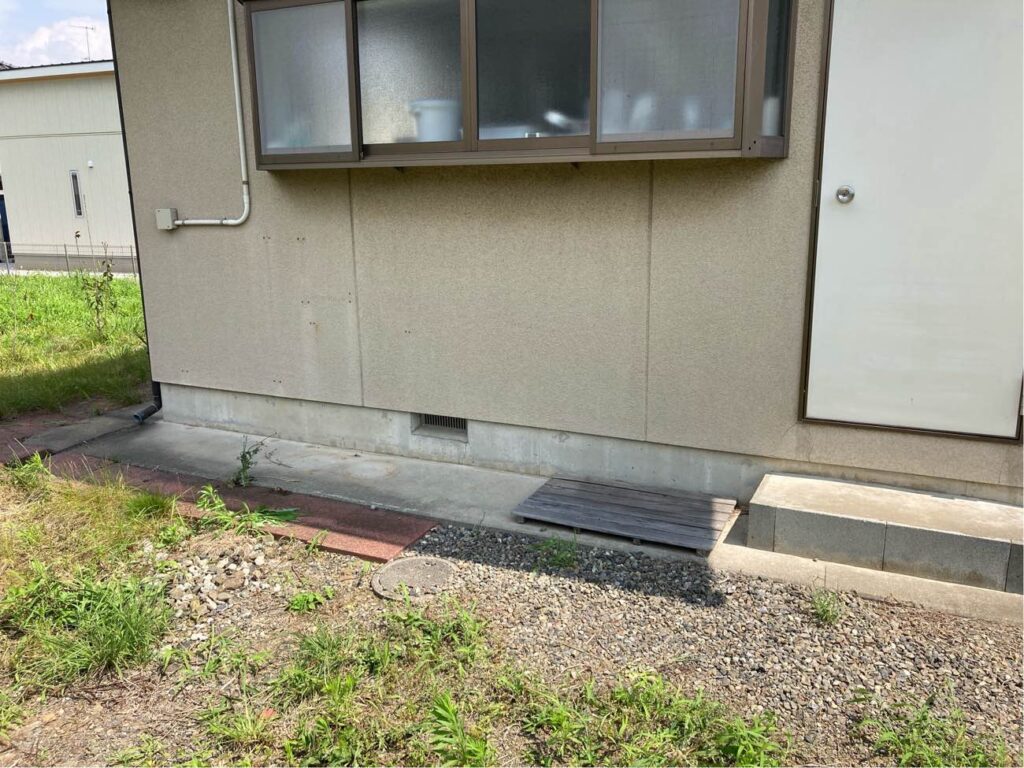 パネル設置に伴い、発電した電気を蓄えられるよう、蓄電池を設置していきます。