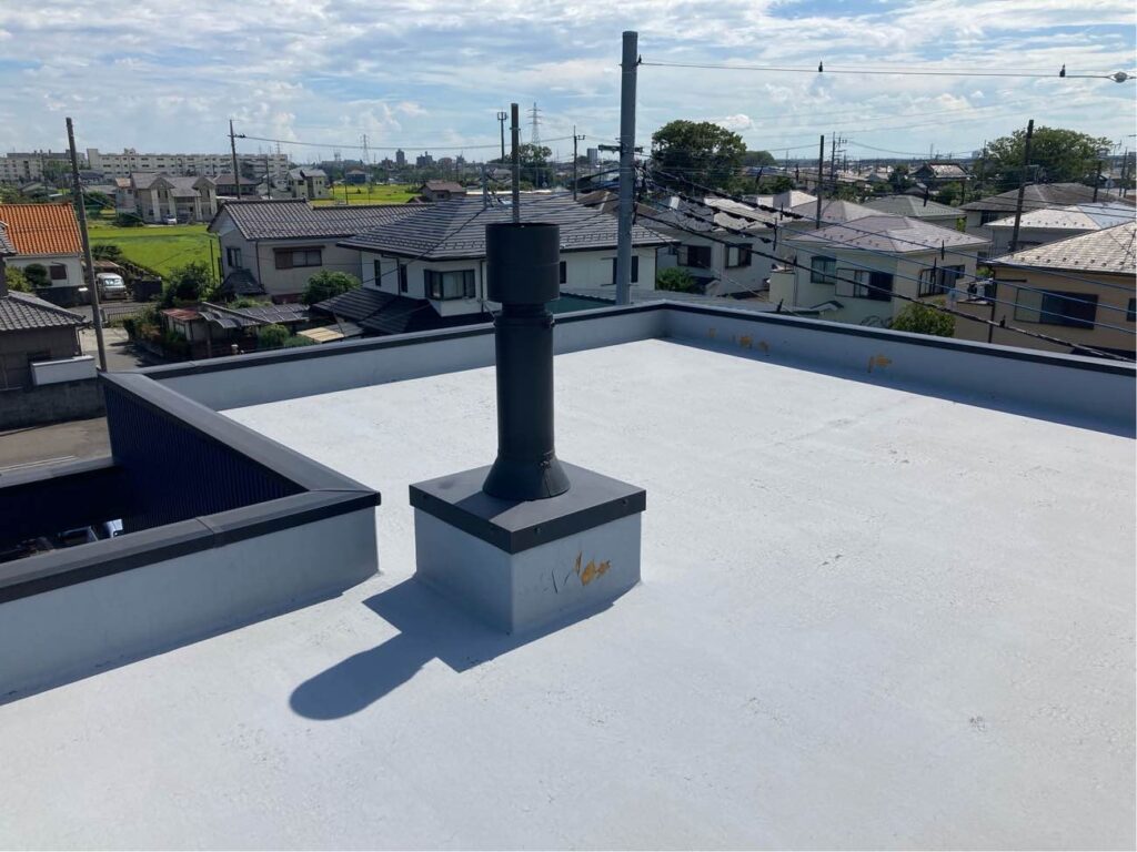 太陽光パネルを設置する前に、屋上の傷の確認や、清掃などを行います。