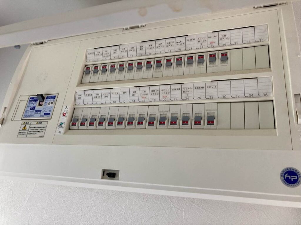 現在の分電盤では、太陽光パネルの出力増加で容量が不足するため、分電盤を追加します。