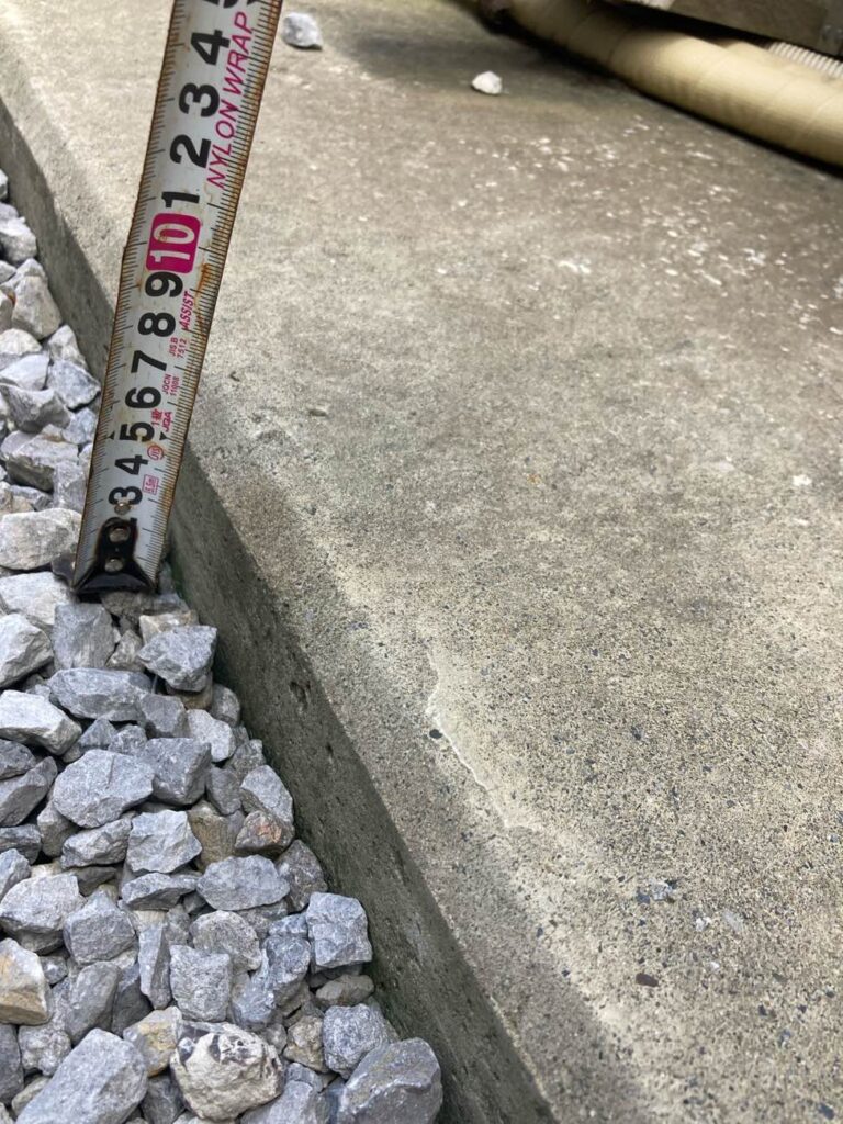 蓄電池を連結するため、段差の高さを確認し、最適な連結方法を準備します。