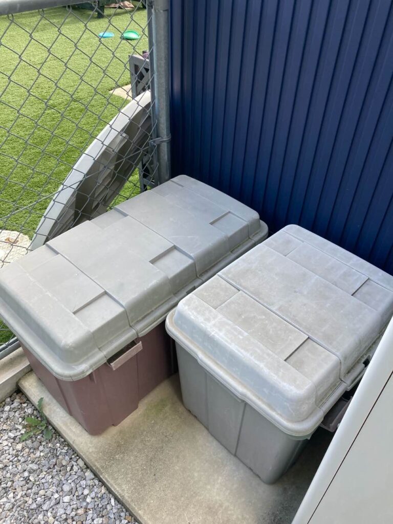 蓄電池は、直射日光が当たらず、熱や湿気がこもりにくい風通しの良い日陰に設置します。