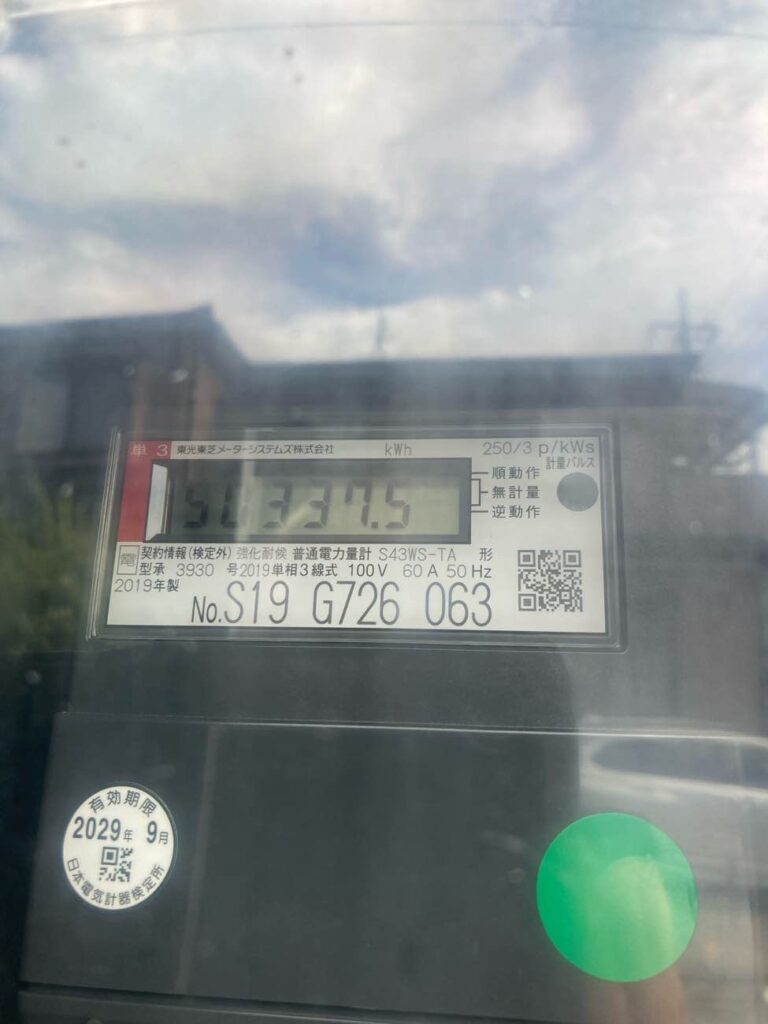 ソーラーパワーメーターで太陽光の強さや量を測定し、発電効率の最大化を図ります。