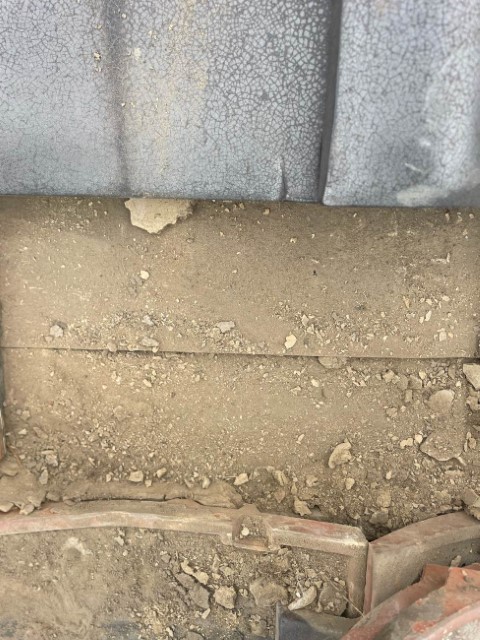 瓦を一部取り外し、金具を固定するための下地部分を確認しています。