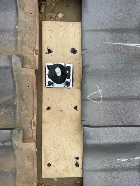 金具を支えるための補強板を取り付け、しっかりと固定していきます。