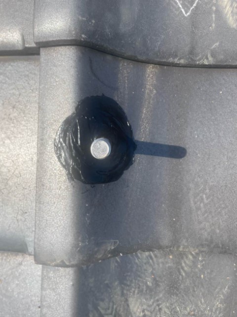 金具設置後、周囲の瓦を戻し、穴を空け、固定部をきれいに納めていきます。