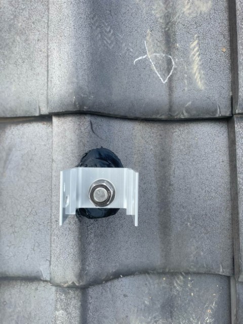 瓦の上から金具を立ち上げ、パネルを支えるための土台を仕上げます。