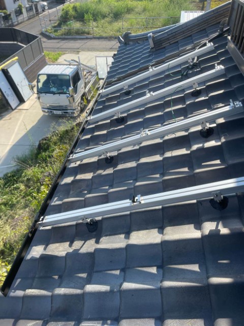 金具に架台フレームを固定し、パネルを並べるための下地を組み立てています。