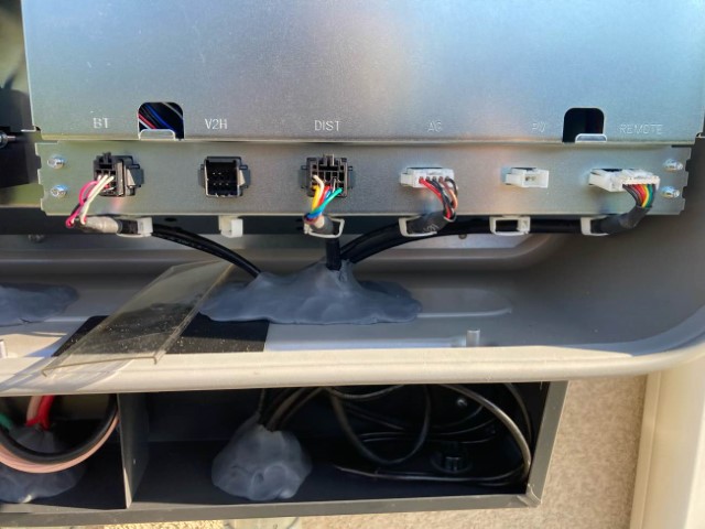 蓄電池と各機器をつなぐ配線を施工し、安全性を確保しながら丁寧に接続していきます。