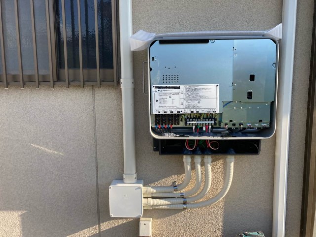 配線ルートを整えながら本体を設置し、各接続部をしっかり固定しています。