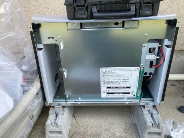 コンクリート基礎を設置し、水平を確認しながら蓄電池本体を安定して据え付けます。