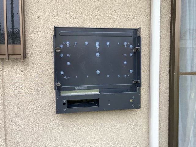 パワーコンディショナ設置のため、壁面に基板をしっかりと固定していきます。