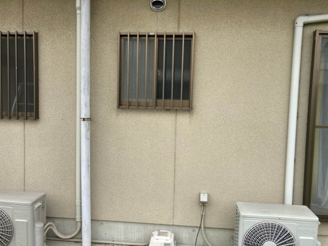 発電した電気を家庭で使える電力に変換するパワーコンディショナを設置していきます。