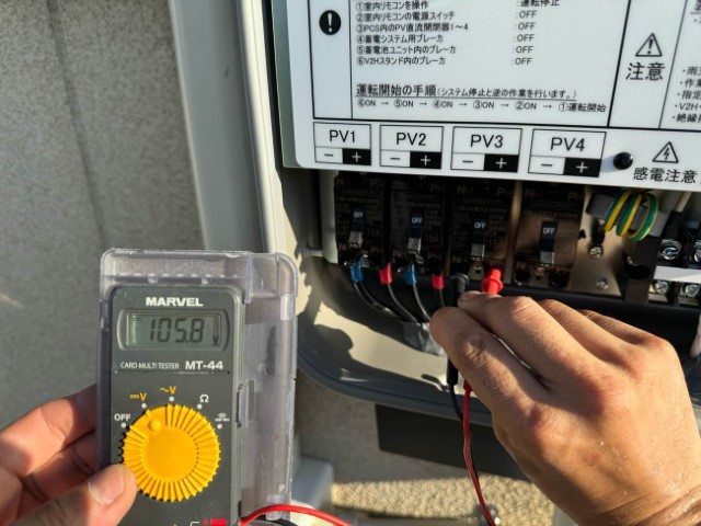 電圧を計測し、正常に発電・通電しているか最終チェックを行っています。