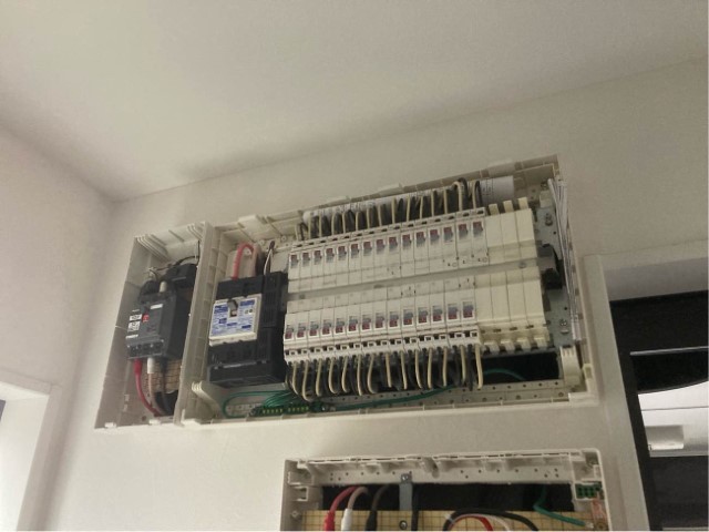 太陽光パネルの出力に合わせて分電盤を追加します。容量を増やすことで過電流による火災を防げるため、安心です。