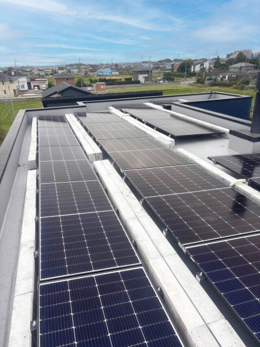 屋上形状に合わせたパネルで無駄なく効率発電