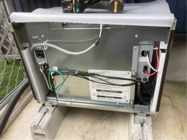 蓄電池ユニットを設置します。蓄電池は発電した電気を貯め、必要なときに放電する役割があります。