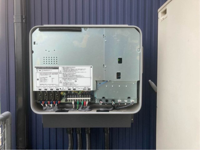 パワーコンディショナを設置します。太陽光パネルの直流電力を家庭用交流電力に変換する、発電システムの必需品です。