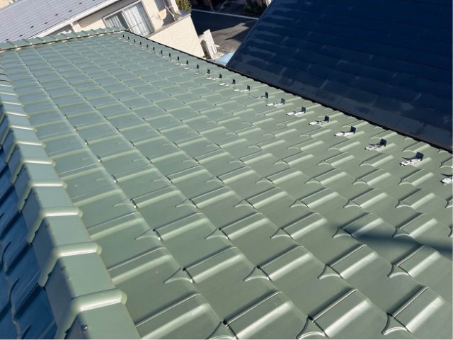 屋根の面積に合わせて太陽光パネルを設置していきます。