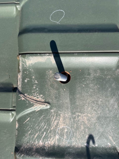 架台を固定するビスを打ち込むために、事前にスレートに穴を空けていきます。