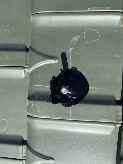 先ほど開けた下穴に、防水処理としてコーキングを施します。