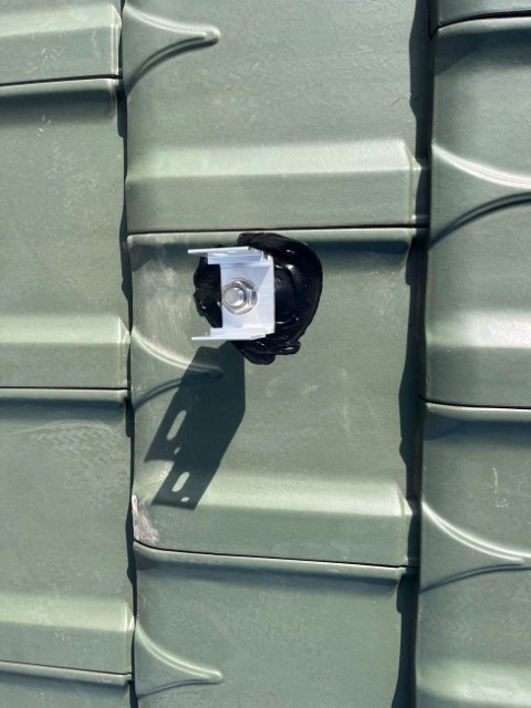 フレームを取り付けるための支えとなる架台をビスで固定します。