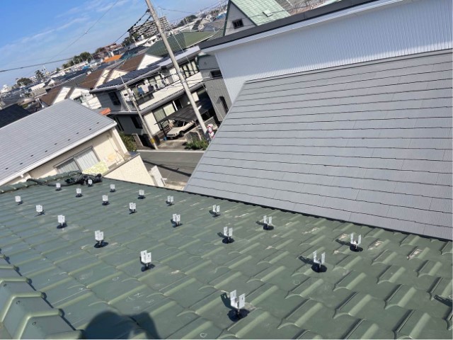 垂木や野地板にしっかり固定してパネルの重量に耐えられる強度を確保します。