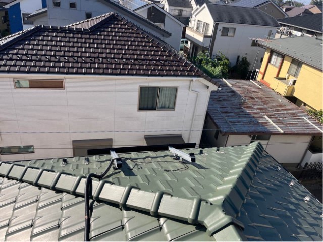 太陽光パネルを設置するためのフレームを既定の締め付けの強さに合わせて取り付けていきます。