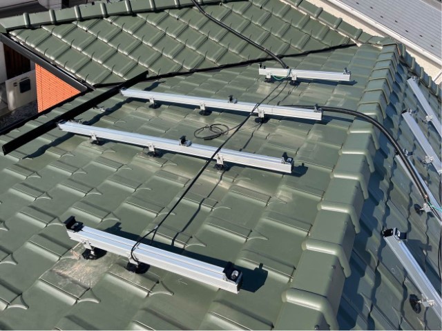 フレームのゆがみを水平に調整したあとに、太陽光パネルを設置してて行きます。