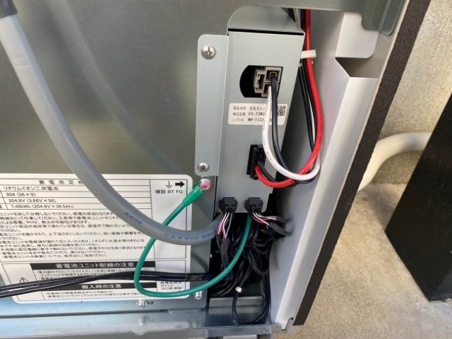 既存撤去後に、新規の蓄電池ユニットを取り付けて、配線工事を行います。電力を蓄え、必要な時に供給する役割を持っています。