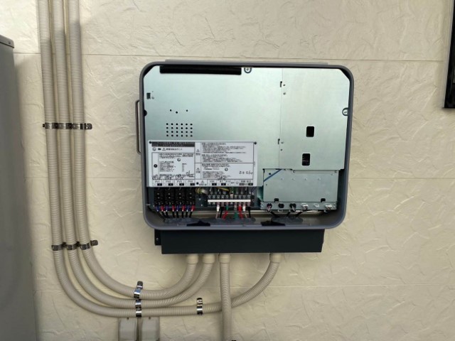 太陽光パネルで発電された電力を家庭で使える交流電力に変換する役割を担う「パワーコンディショナ」を設置します。