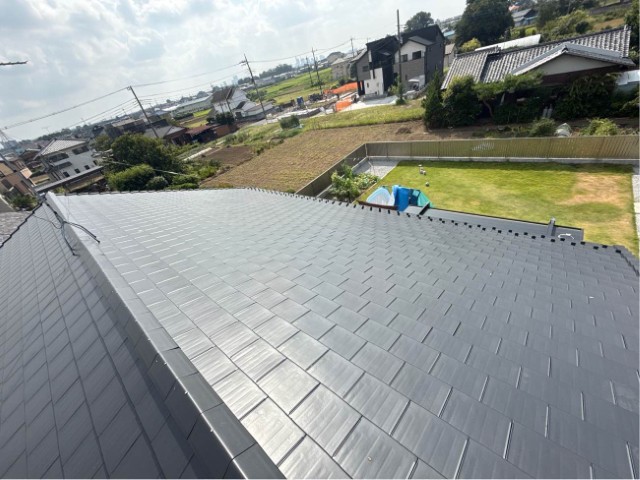 屋根のサイズに合わせて太陽光パネルの設置を進めていきます。