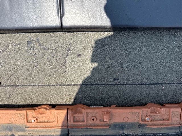 架台を固定するビスを打ち込むために、事前にスレートに穴を空ける下穴開けを行います。