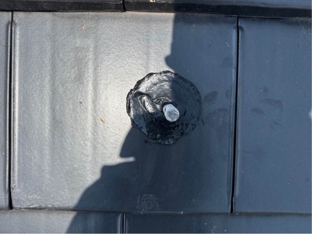 架台とスレートの隙間からの水の浸入を防ぐため、左右と上部をコーキングします。