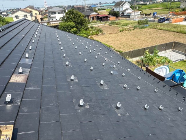 金具を固定する箇所にアンカー金具を取り付けます。