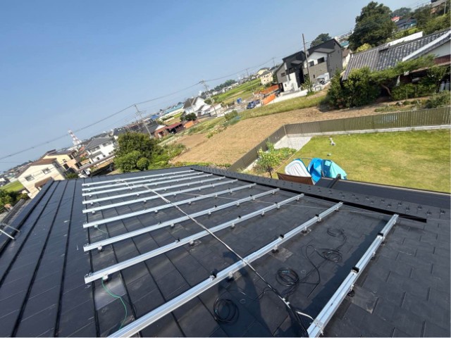 フレームと、架台をボルト・ナット・ワッシャーなどでしっかりと固定していきます。