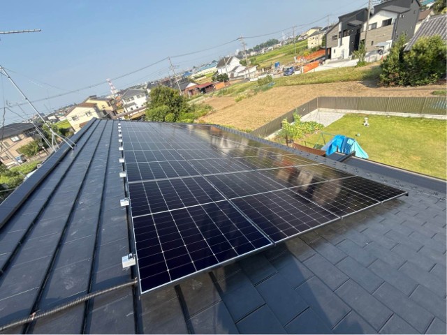 フレームが組みあがったら、パネルを配置していきます。風にあおられないように慎重に運びます。