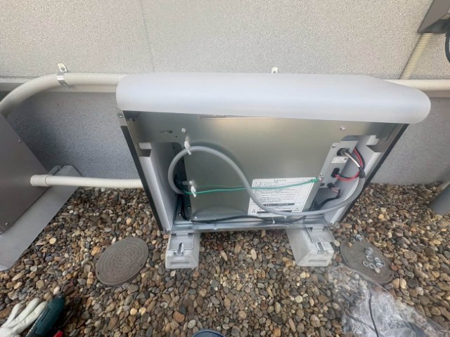 蓄電池本体を設置した後、各機器との連携がスムーズに行えるよう、配線の取り回しや接続位置を確認しながら、接続準備を丁寧に進めていきます。