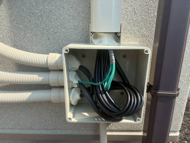 ぽっぽソーラーでは、工事監督と施工時の打ち合わせを行い、ダクトやPDF管の色、パワーコンディショナの設置位置を決定し、お客様にも共有します。